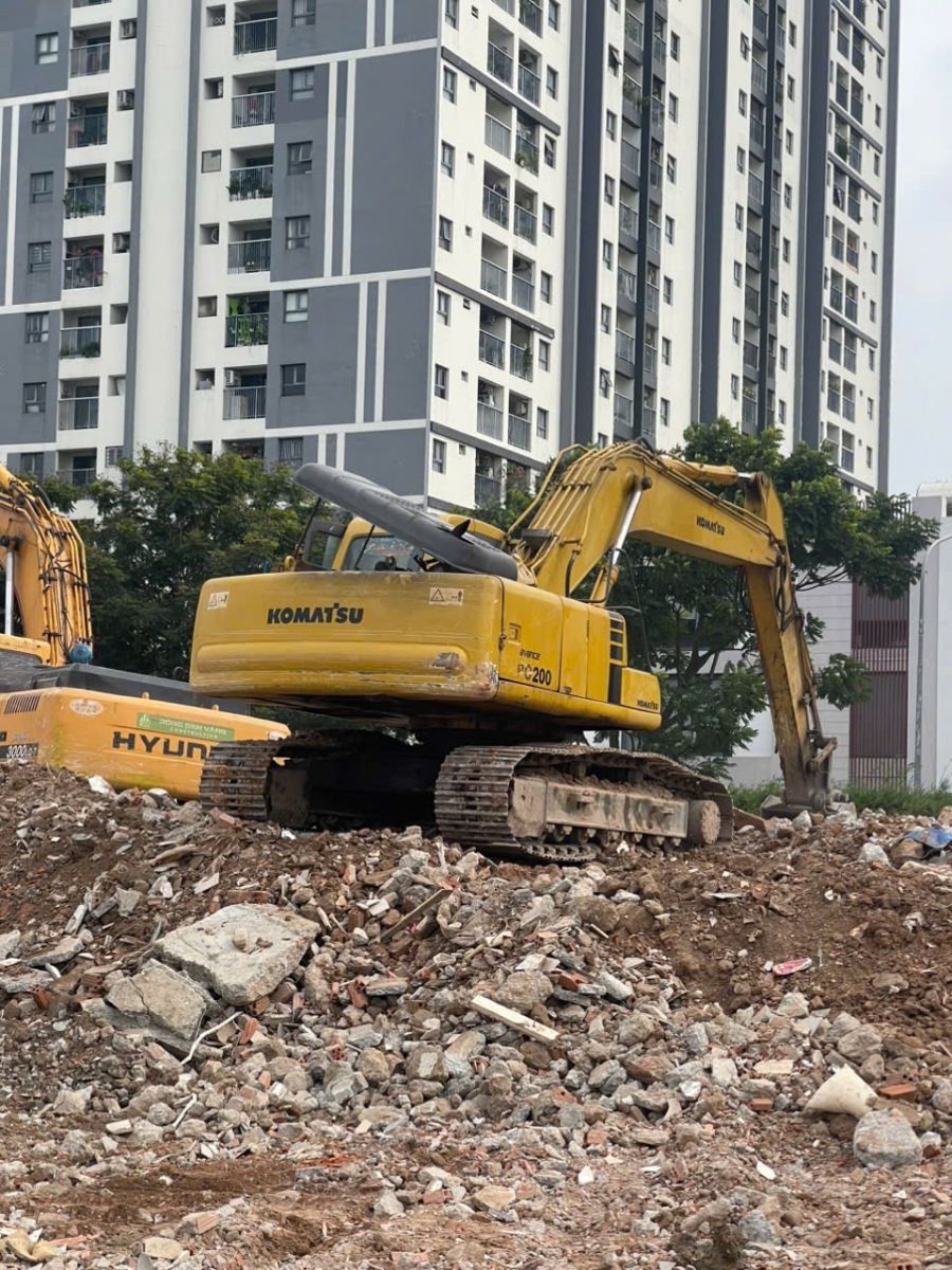 Máy đào xử lý đống xà bần sau khi phá dỡ công trình.